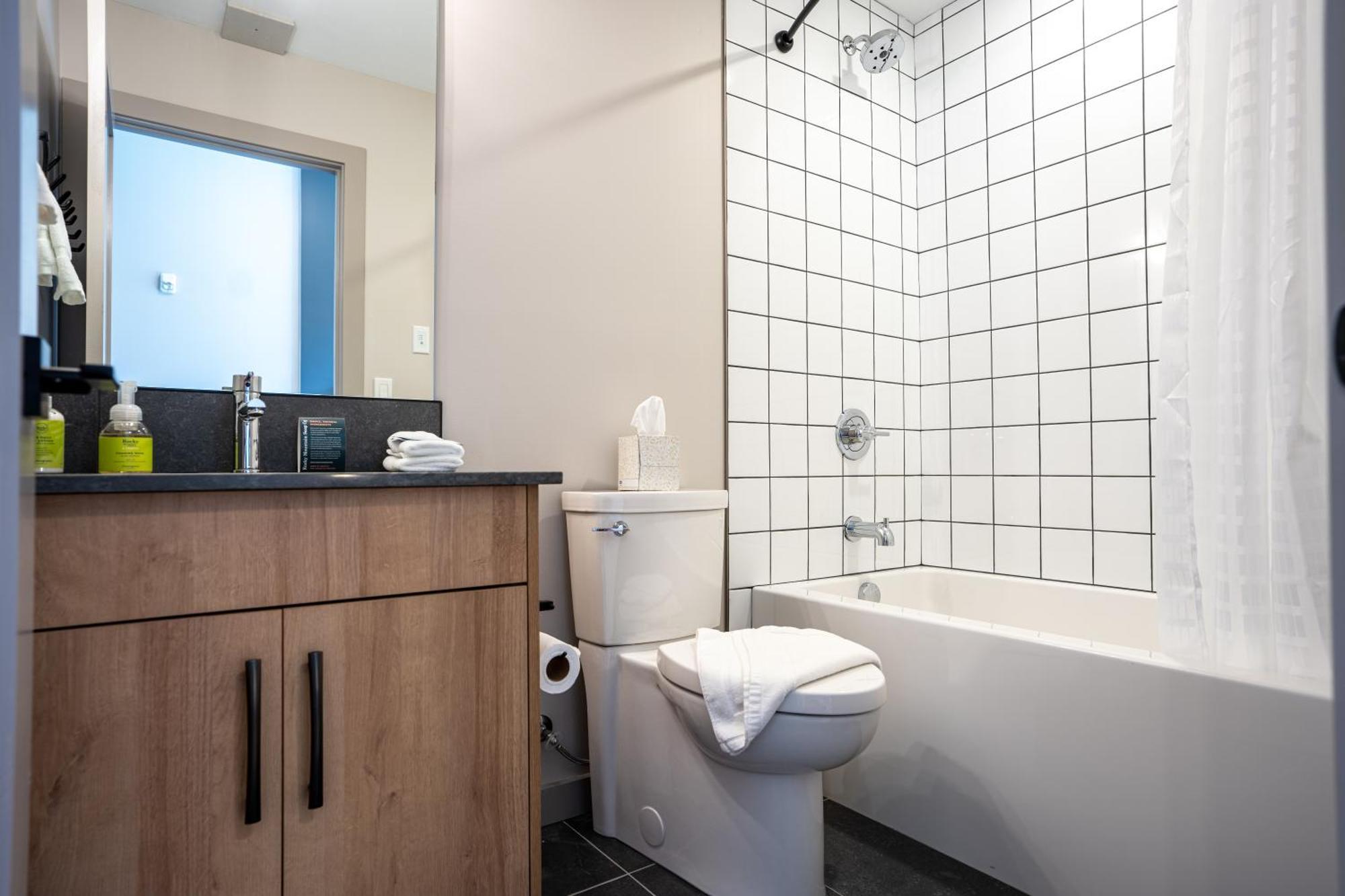 Basecamp Suites Revelstoke Exterior photo
